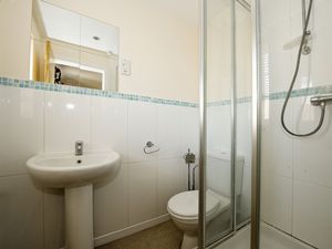 EN-SUITE BATHROOM- click for photo gallery